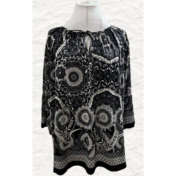 SUNNY LEIGH Women’s Black/White Medallion 3/4 Sleeve Peasant Blouse Size 1X NWT - Picture 1 of 7